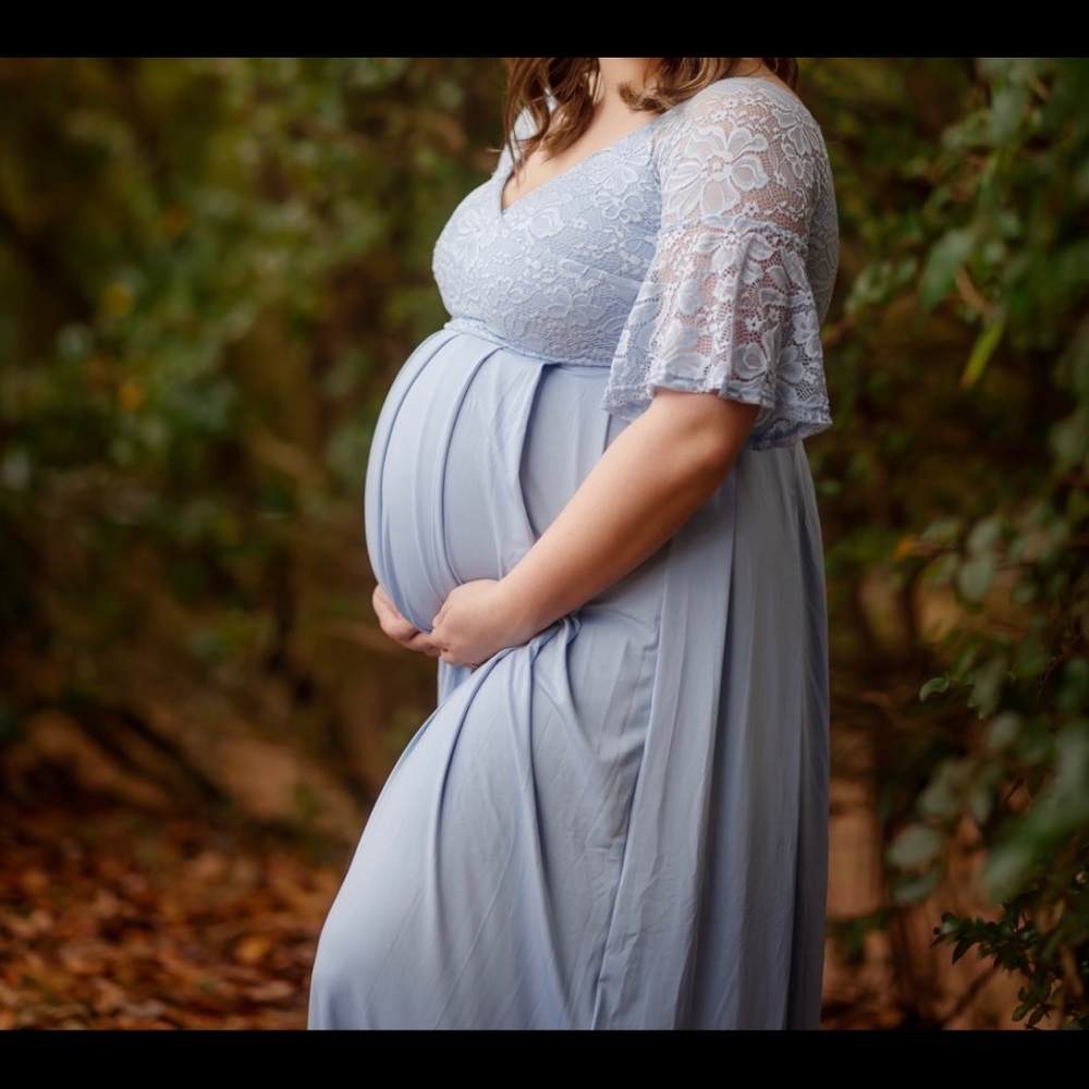 Molliya Maternity dress worn for maternity pictures. Super stretchy material.